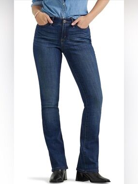 Lee Women's Plus Size Legendary Mid Rise Bootcut Jean | Size 4 Short